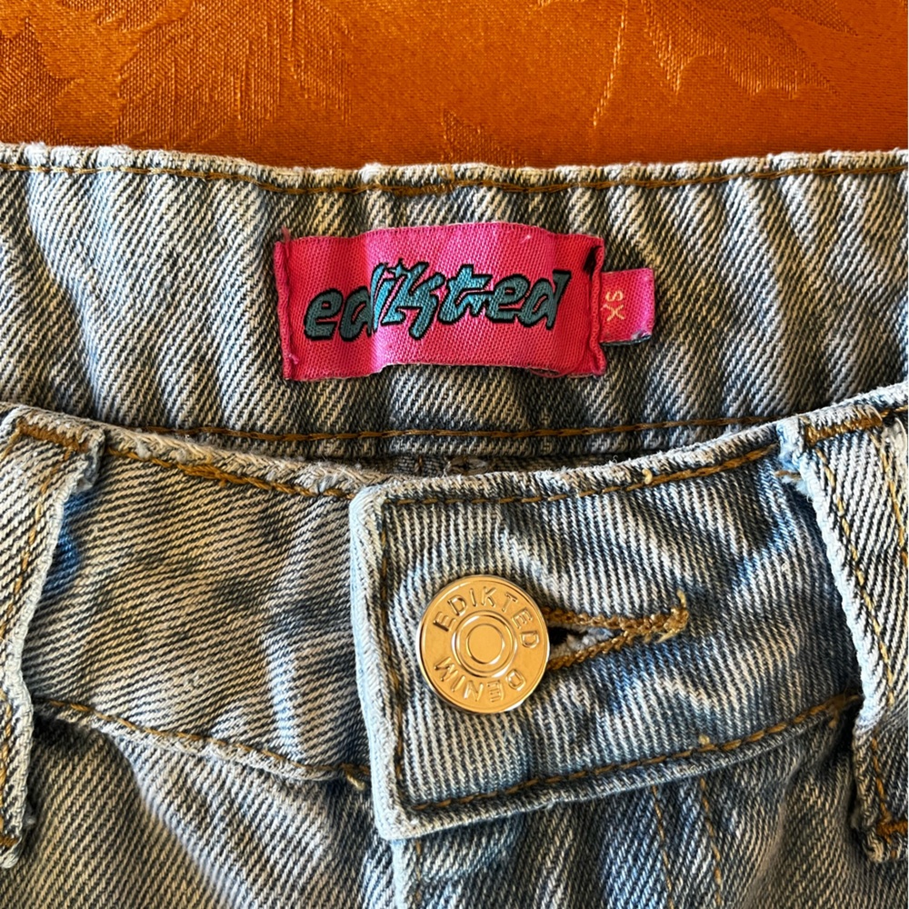 Edikted Raelynn Washed Low Rise Jeans - Picture 3 of 3